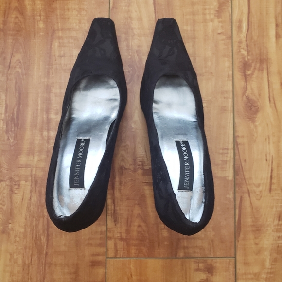 Women’s Jennifer Moore low heel Pump in black lace. - Picture 5 of 6